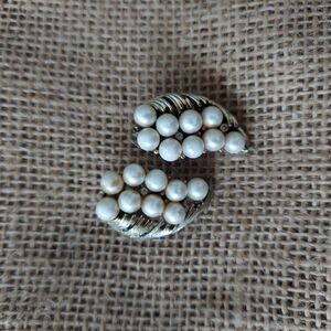 Vintage Lisner Yellow Gold Plated Faux Pearl Flower Clip On Earrings